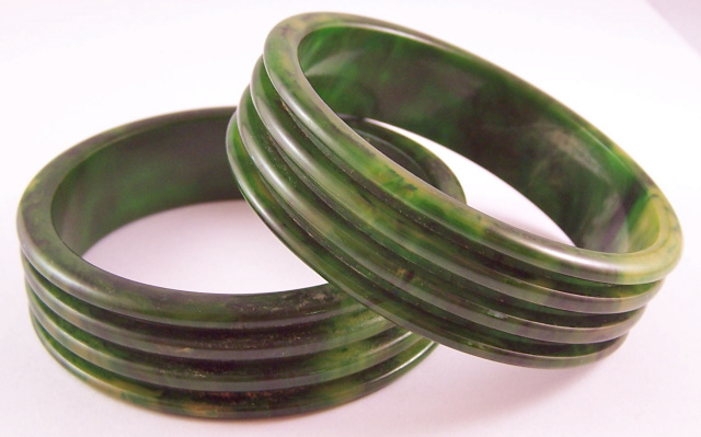 BB174 groove carved spinach bakelite bangle